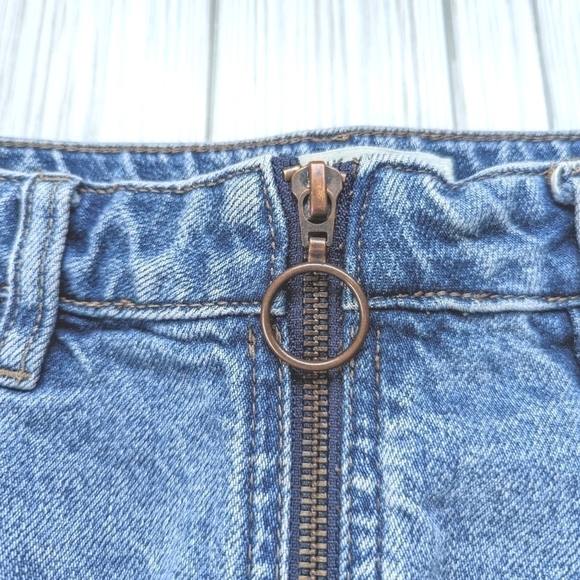 Free People We the Free Zip It Up Denim Distressed Mini Skirt in Med Wash Sz 25 - Picture 5 of 9